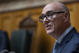 Le conseiller fédéral Martin Pfister affirme qu'il d'abord un cessez-le-feu entre l'Ukraine et la Russie avant de parler de l'envoi possible de soldats suisses pour l'observer (archives). KEYSTONE/PETER SCHNEIDER